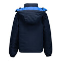 Chaqueta azul marino con forro interior azul visible desde la espalda
