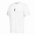 Camiseta blanca con logotipo AC pequeño en el pecho.
