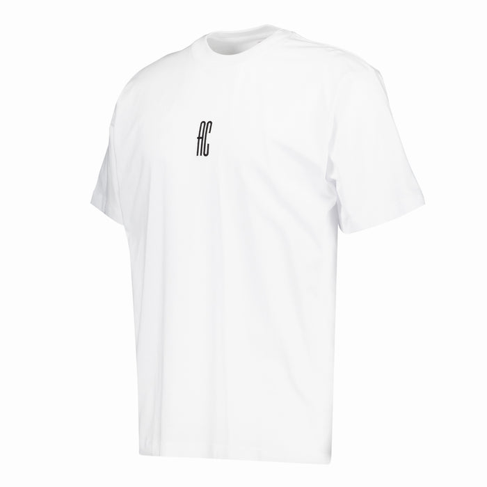Camiseta blanca con logotipo AC pequeño en el pecho.