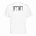 Camiseta blanca con EST 1898 impreso en la espalda.