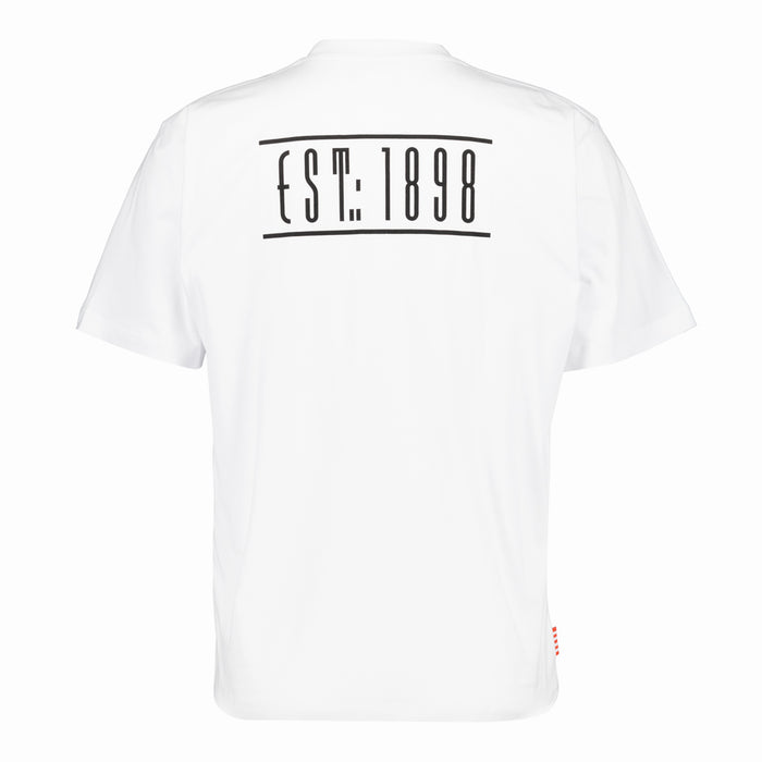 Camiseta blanca con EST 1898 impreso en la espalda.