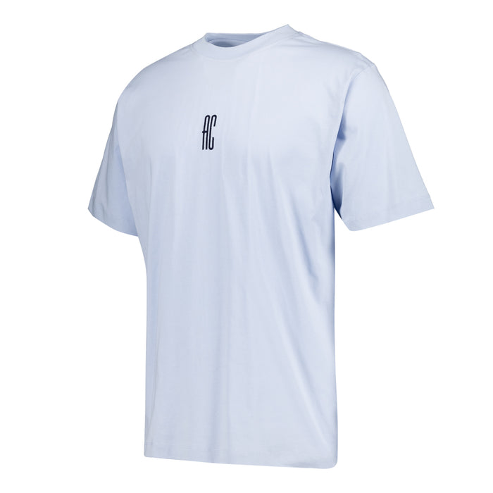 Camiseta azul claro de manga corta con logotipo AC en el pecho