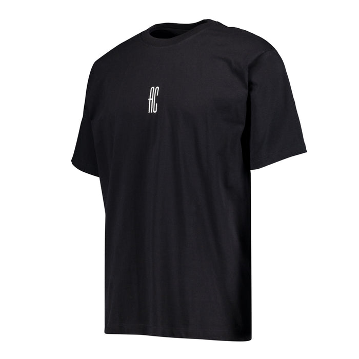 Camiseta negra con logotipo AC en el pecho