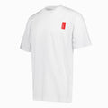 Camiseta blanca con pequeño logotipo rojo en el pecho