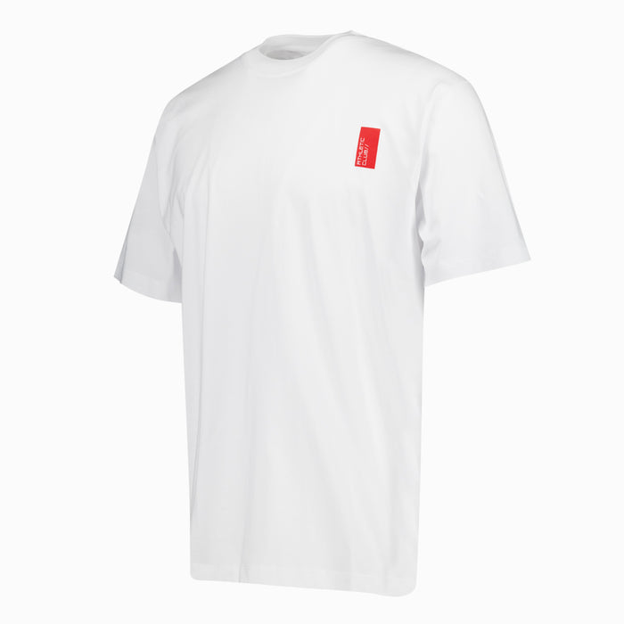 Camiseta blanca con pequeño logotipo rojo en el pecho