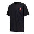 Camiseta negra de estilo AC con pequeño parche rojo en el pecho