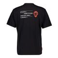 Camiseta negra vista de la espalda con texto blanco en varias líneas a la izquierda y un león rojo a la derecha.