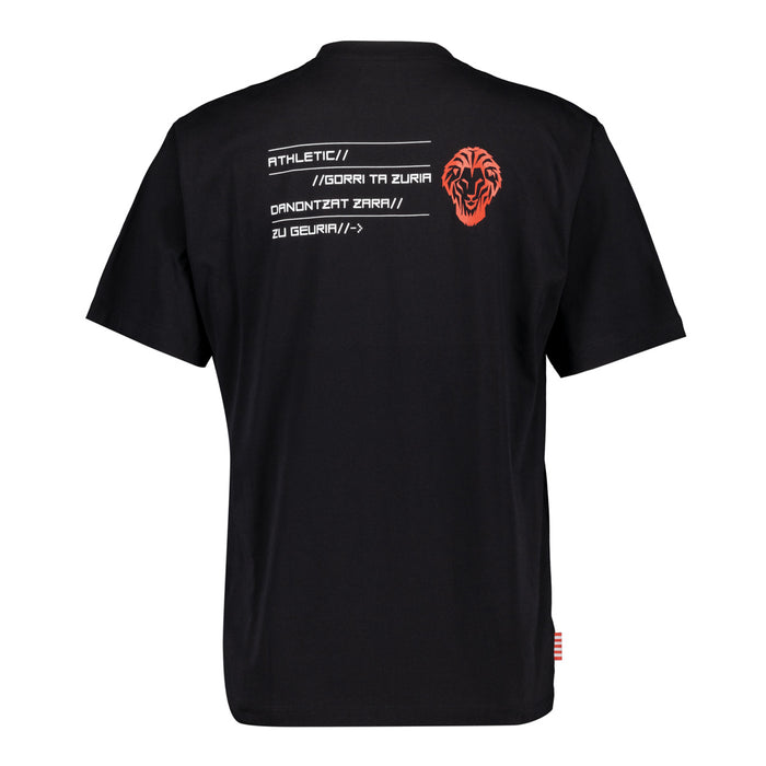 Camiseta negra vista de la espalda con texto blanco en varias líneas a la izquierda y un león rojo a la derecha.