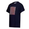 Camiseta azul marino con rectángulo gráfico rojo y blanco en el pecho.