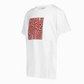 Camiseta blanca con rectángulo rojo y negro en el pecho con texto Athletic Club repetido.