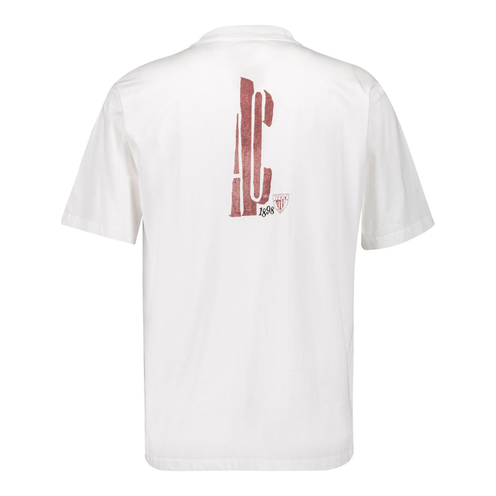 Camiseta oversize blanca con diseño retro en la espalda que muestra una figura vertical AC y escudo