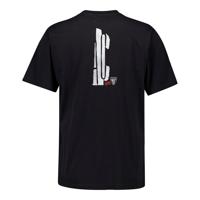 Camiseta oversize negra vista de espalda con diseño blanco vertical y escudo Athletic Club