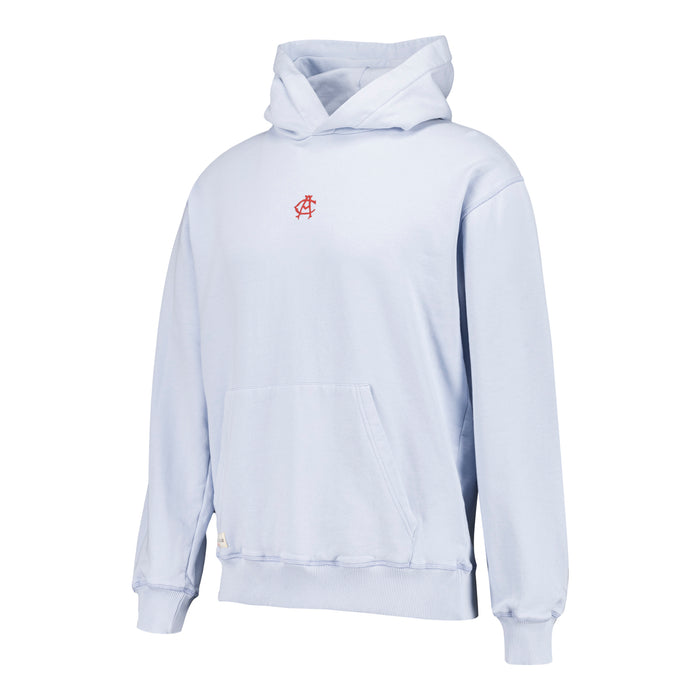Sudadera con capucha azul claro, pequeño logo rojo en el pecho y bolsillo frontal.