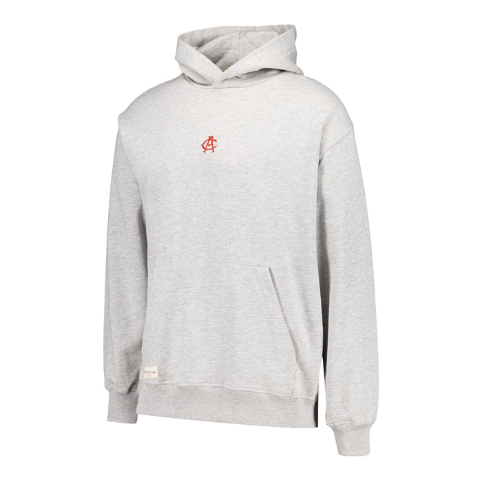 Sudadera con capucha gris claro vista de frente con logo rojo pequeño en el pecho y bolsillo frontal.
