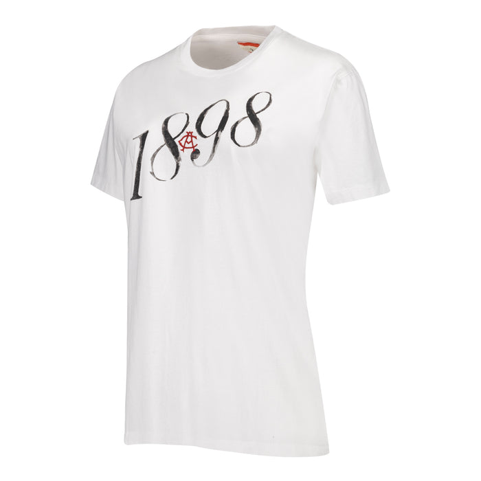 Camiseta blanca para mujer con gran gráfico 1898 en negro y pequeño logotipo rojo