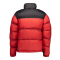 Vista trasera de chaqueta acolchada roja con panel negro en los hombros y cuello alto.
