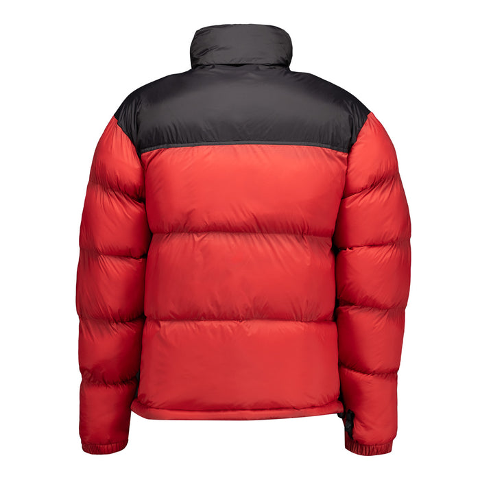 Vista trasera de chaqueta acolchada roja con panel negro en los hombros y cuello alto.