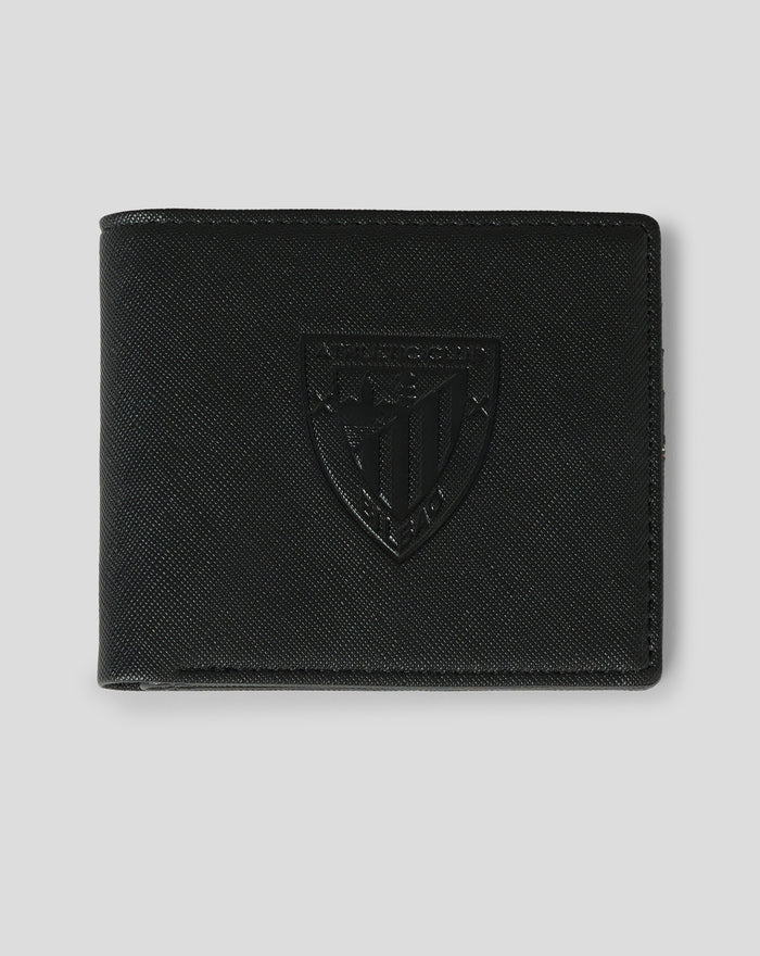 Cartera plegable de piel negra con textura cruzada y escudo en la tapa.