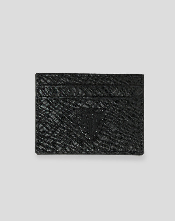 Tarjetero de piel negro con escudo central y diseño compacto para tarjetas.