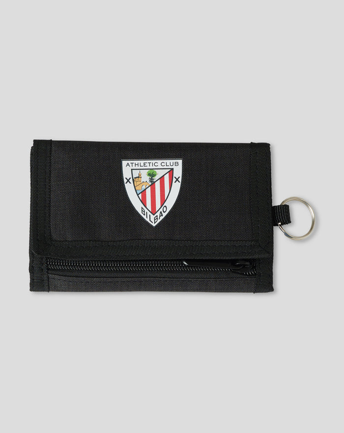 Cartera negra con llavero y cremallera en la base, emblema Athletic Club Bilbao en la portada.