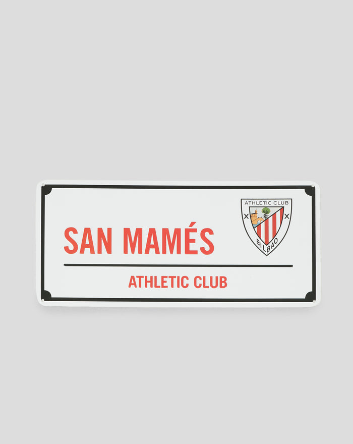Cartel de la calle blanco con borde negro y el escudo del Athletic Club Bilbao junto al texto San Mamés