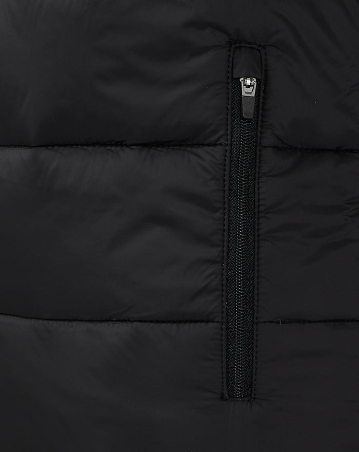 Close shot of the gilet zipper and quilted panels in black.