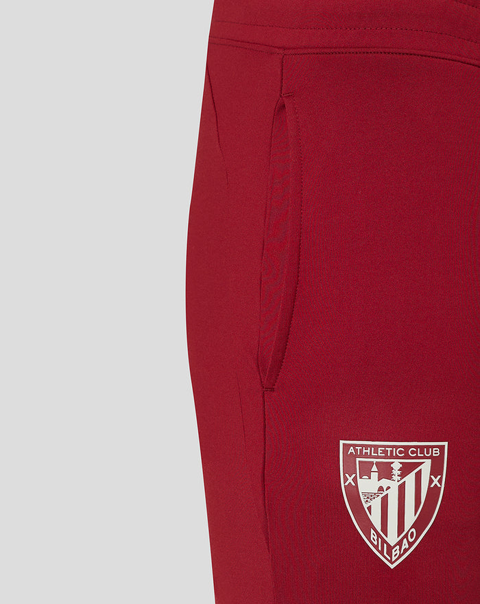 Pantalón deportivo rojo tipo jogger con el escudo del Athletic Club Bilbao en la pierna