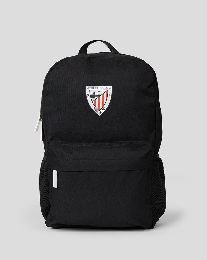 Mochila negra con asa superior y bolsillo frontal con parche del club